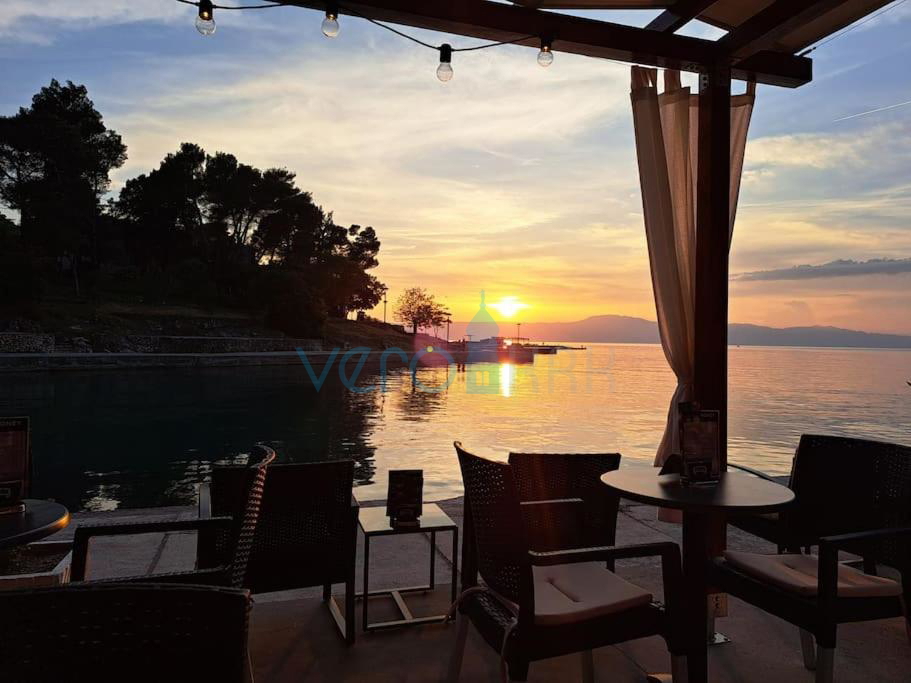 Isola di Krk, Malinska, appartamento moderno al piano terra, giardino, 300 m dal mare e dalla spiaggia, in vendita