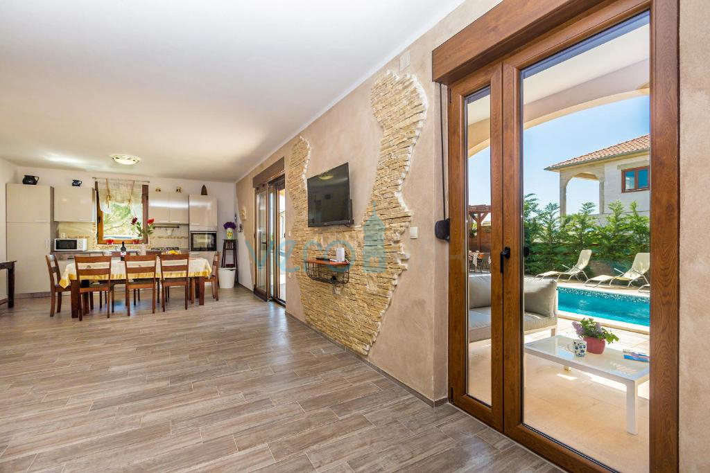 Città di Krk, isola di Krk, area circostante, casa indipendente con due unità, due piscine, vista, vendita