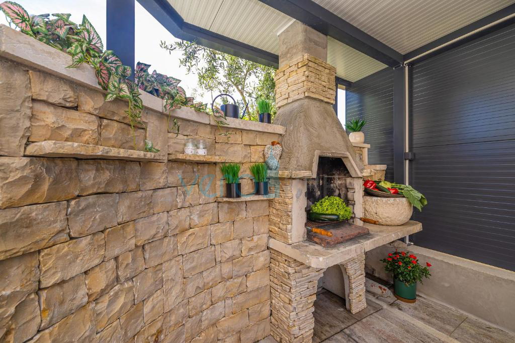 Città di Krk, isola di Krk, area circostante, casa indipendente con due unità, due piscine, vista, vendita