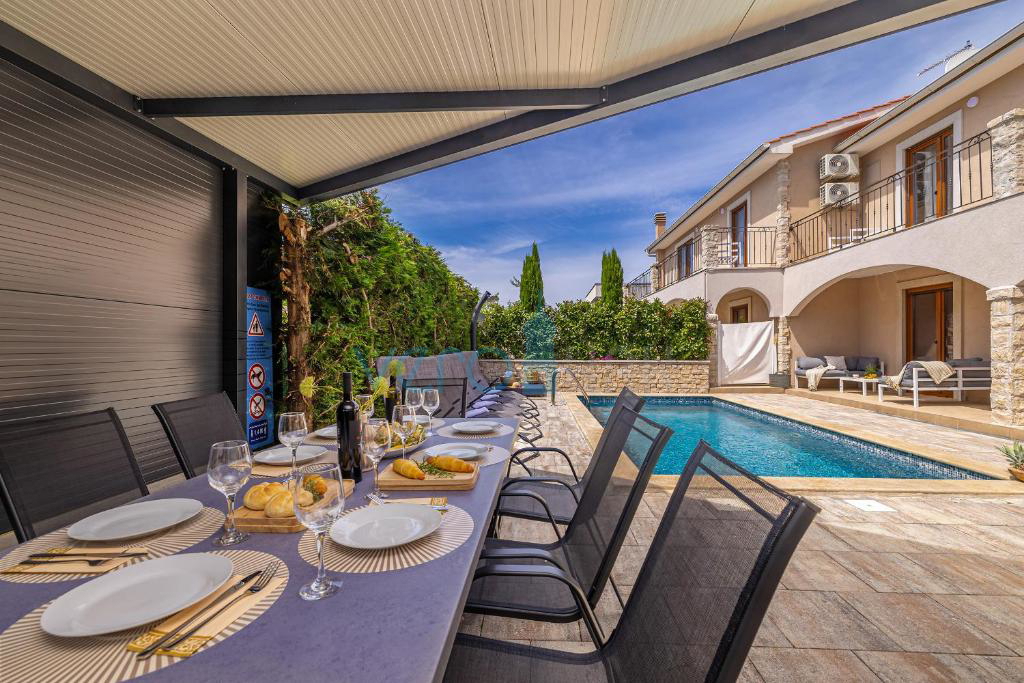 Città di Krk, isola di Krk, area circostante, casa indipendente con due unità, due piscine, vista, vendita