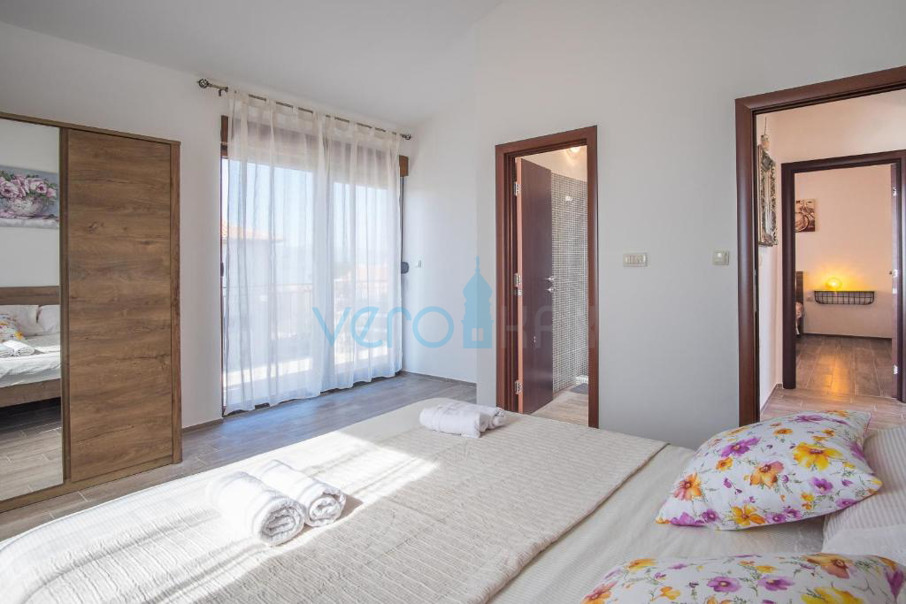 Città di Krk, isola di Krk, area circostante, casa indipendente con due unità, due piscine, vista, vendita