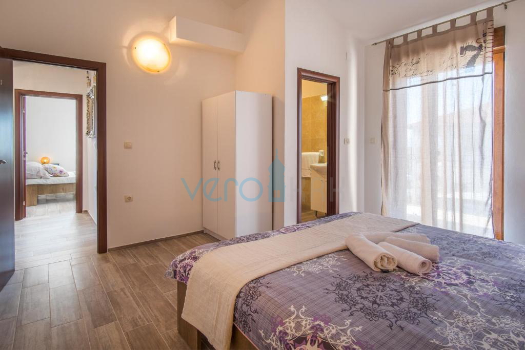 Città di Krk, isola di Krk, area circostante, casa indipendente con due unità, due piscine, vista, vendita