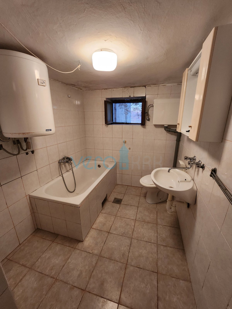 Vrbnik, isola di Krk, casa in pietra a schiera, terrazza, giardino, vista, vendita