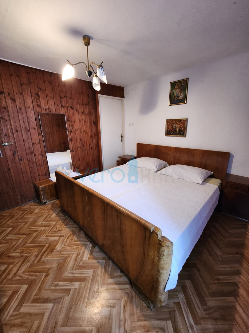 Vrbnik, isola di Krk, casa in pietra a schiera, terrazza, giardino, vista, vendita