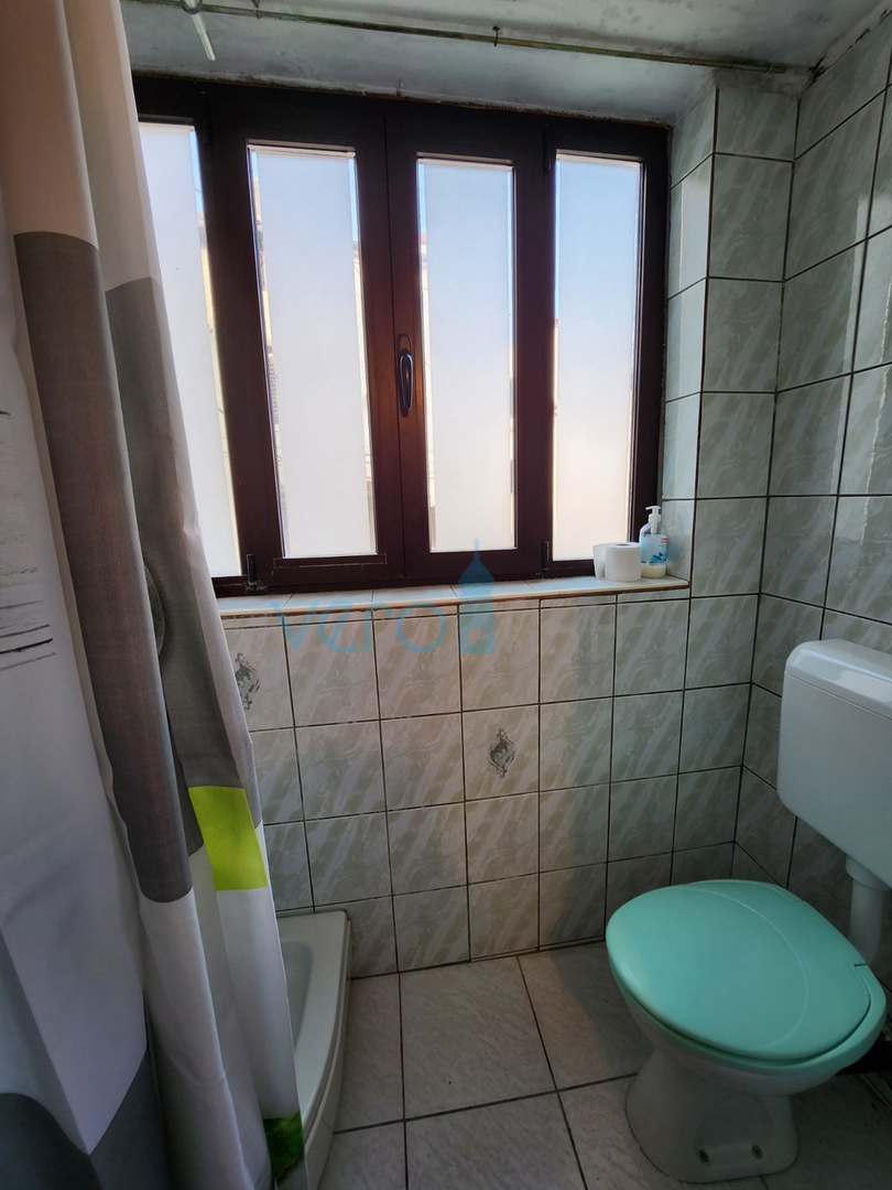 Vrbnik, isola di Krk, casa in pietra a schiera, terrazza, giardino, vista, vendita