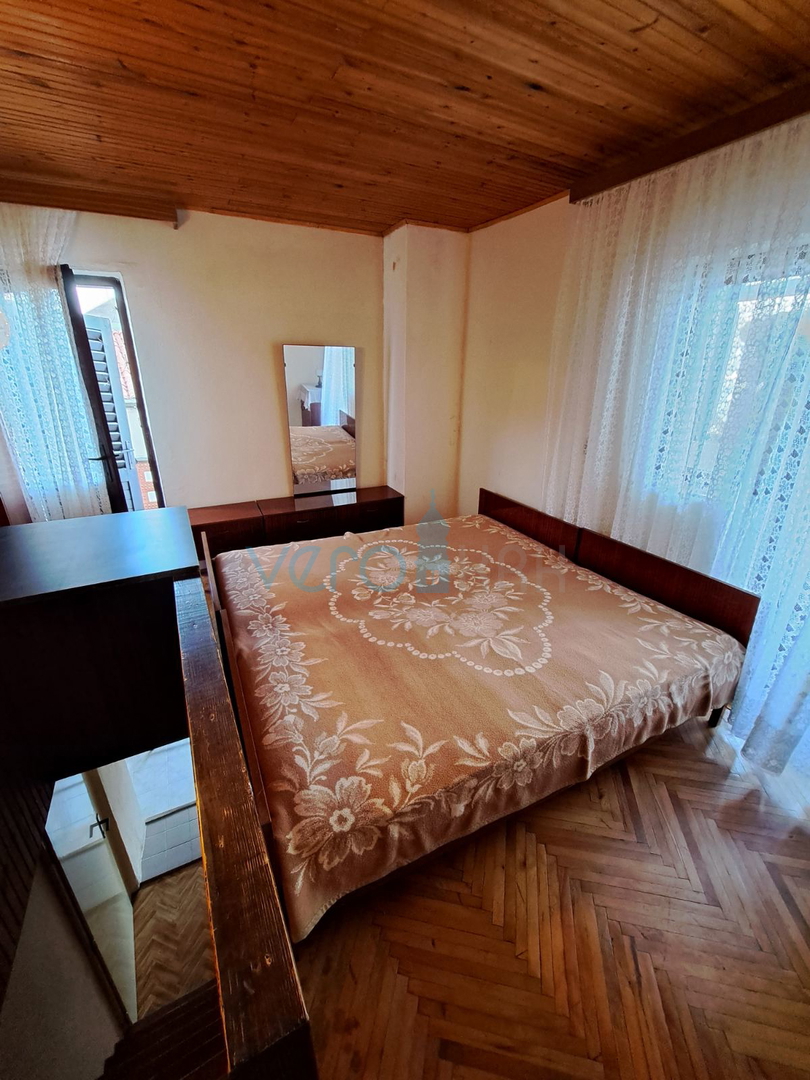 Vrbnik, isola di Krk, casa in pietra a schiera, terrazza, giardino, vista, vendita