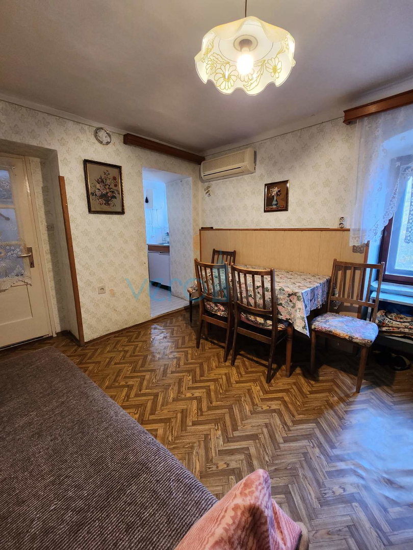 Vrbnik, isola di Krk, casa in pietra a schiera, terrazza, giardino, vista, vendita