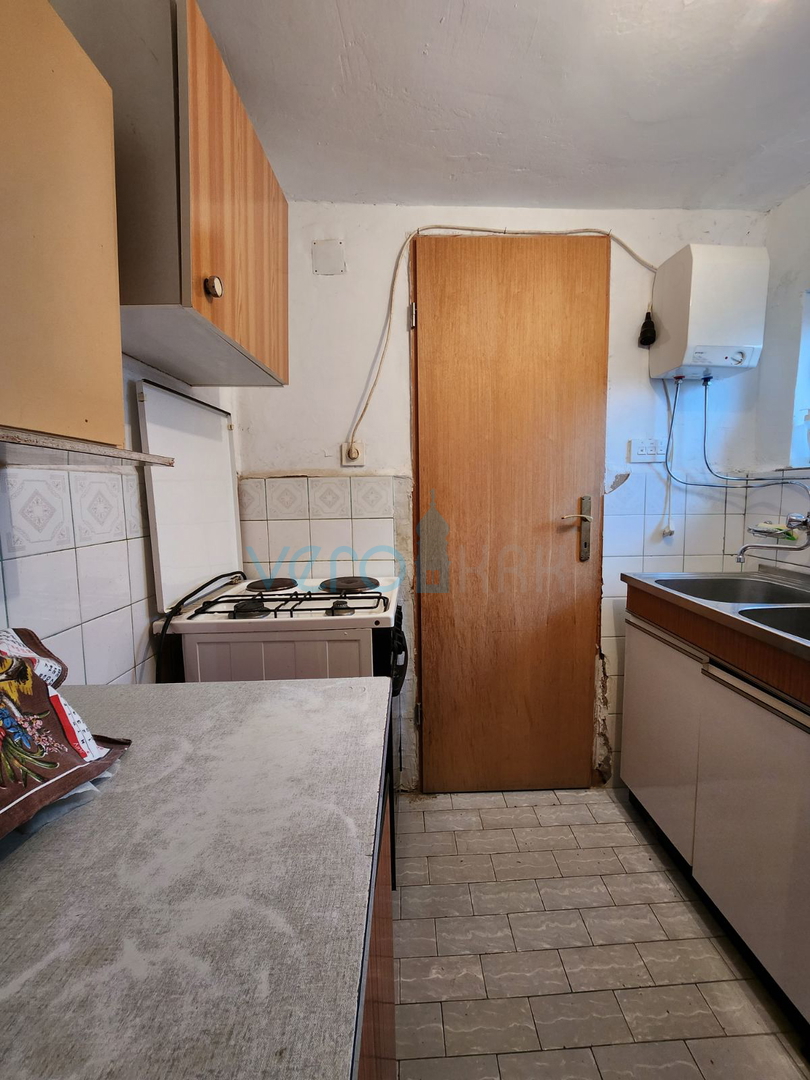 Vrbnik, isola di Krk, casa in pietra a schiera, terrazza, giardino, vista, vendita