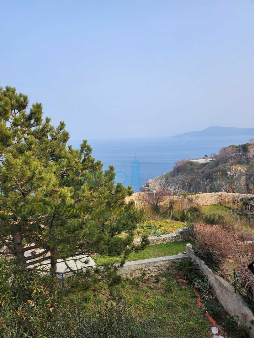 Vrbnik, isola di Krk, casa in pietra a schiera, terrazza, giardino, vista, vendita
