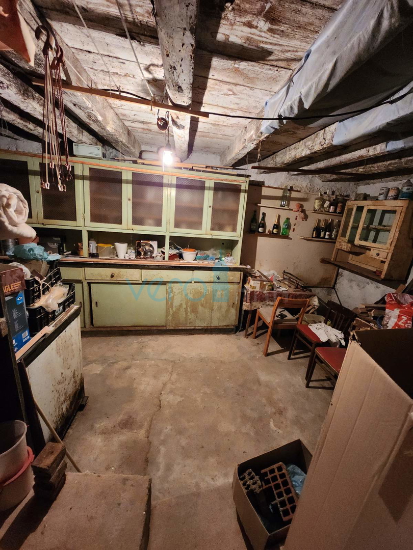 Vrbnik, isola di Krk, casa in pietra a schiera, terrazza, giardino, vista, vendita