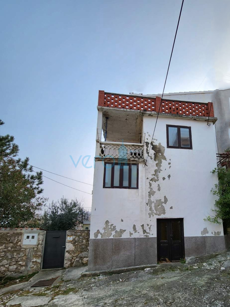 Vrbnik, isola di Krk, casa in pietra a schiera, terrazza, giardino, vista, vendita