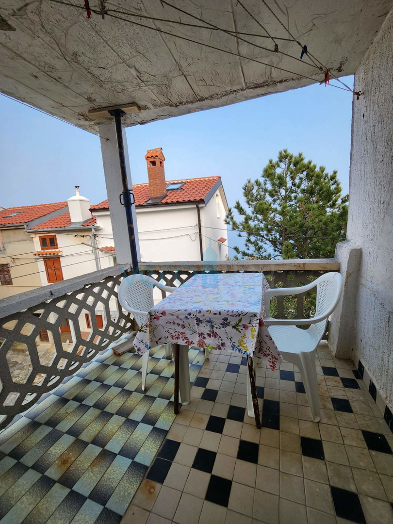 Vrbnik, isola di Krk, casa in pietra a schiera, terrazza, giardino, vista, vendita