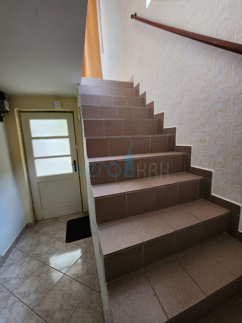 Vrbnik, isola di Krk, casa in pietra a schiera, terrazza, giardino, vista, vendita