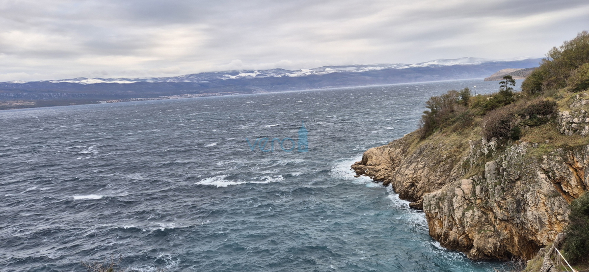 Vrbnik, isola di Krk, casa in pietra a schiera, terrazza, giardino, vista, vendita