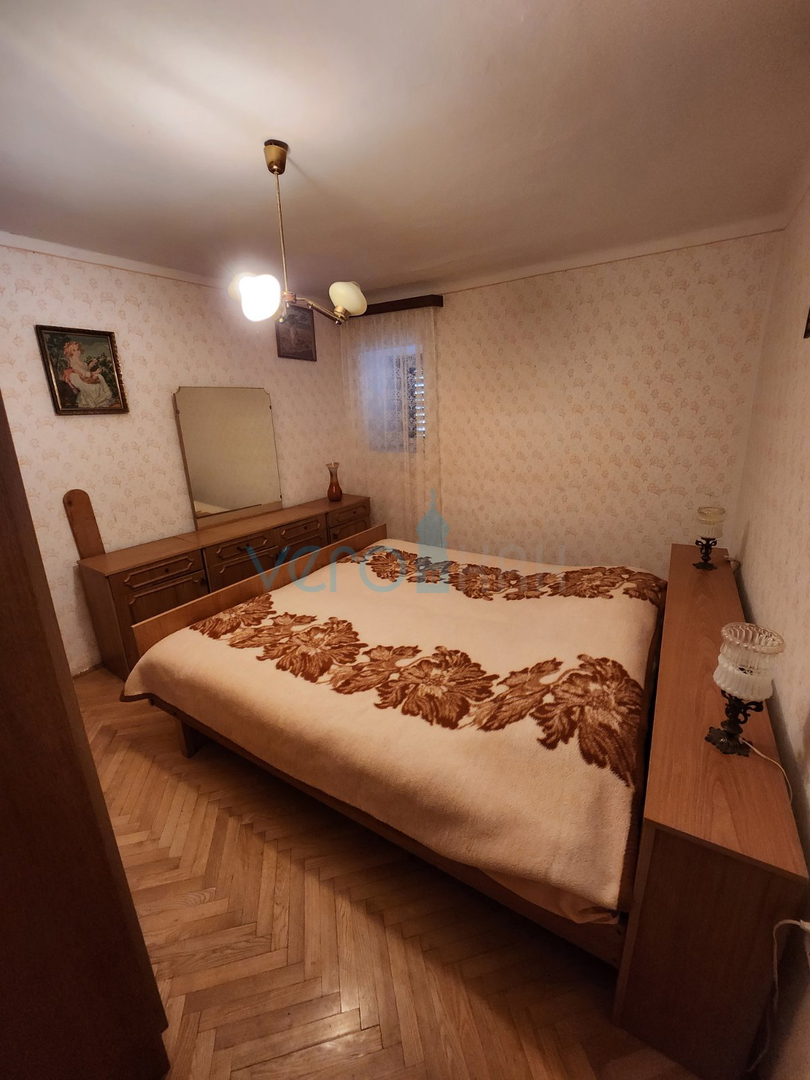 Vrbnik, isola di Krk, casa in pietra a schiera, terrazza, giardino, vista, vendita