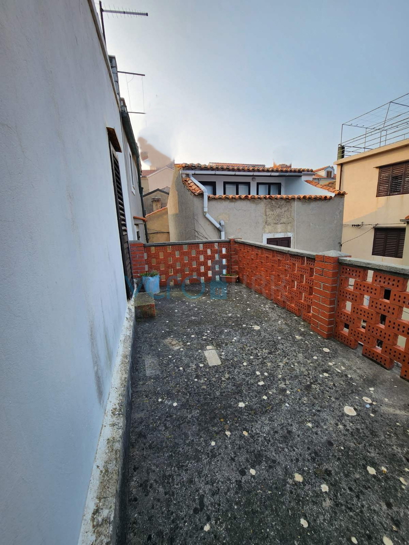 Vrbnik, isola di Krk, casa in pietra a schiera, terrazza, giardino, vista, vendita