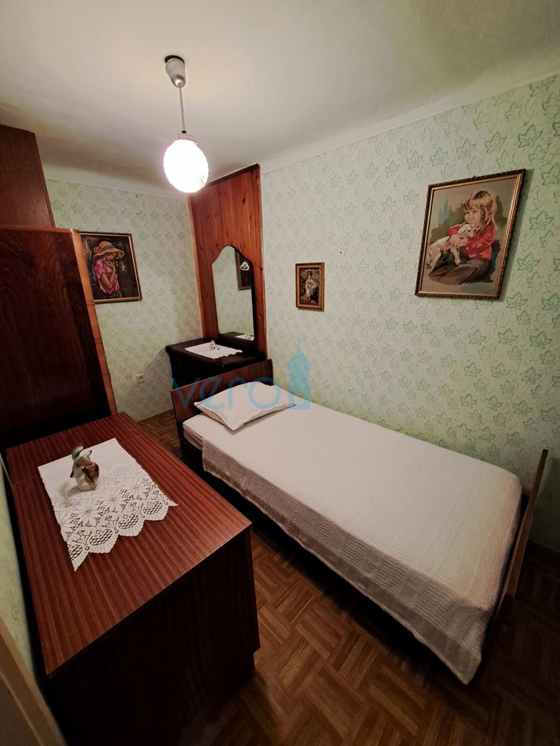 Vrbnik, isola di Krk, casa in pietra a schiera, terrazza, giardino, vista, vendita