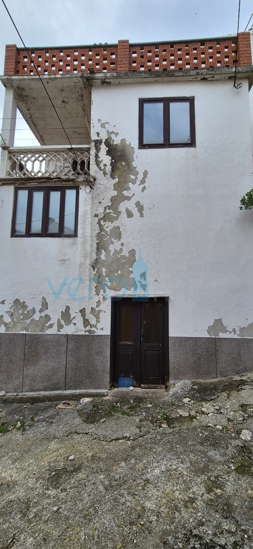 Vrbnik, isola di Krk, casa in pietra a schiera, terrazza, giardino, vista, vendita