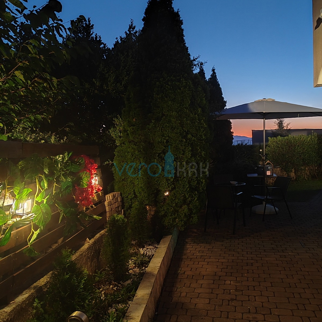 Isola di Krk, Malinska, periferia, appartamento bilocale 72 m2, piano terra, giardino 96 m2, vendita