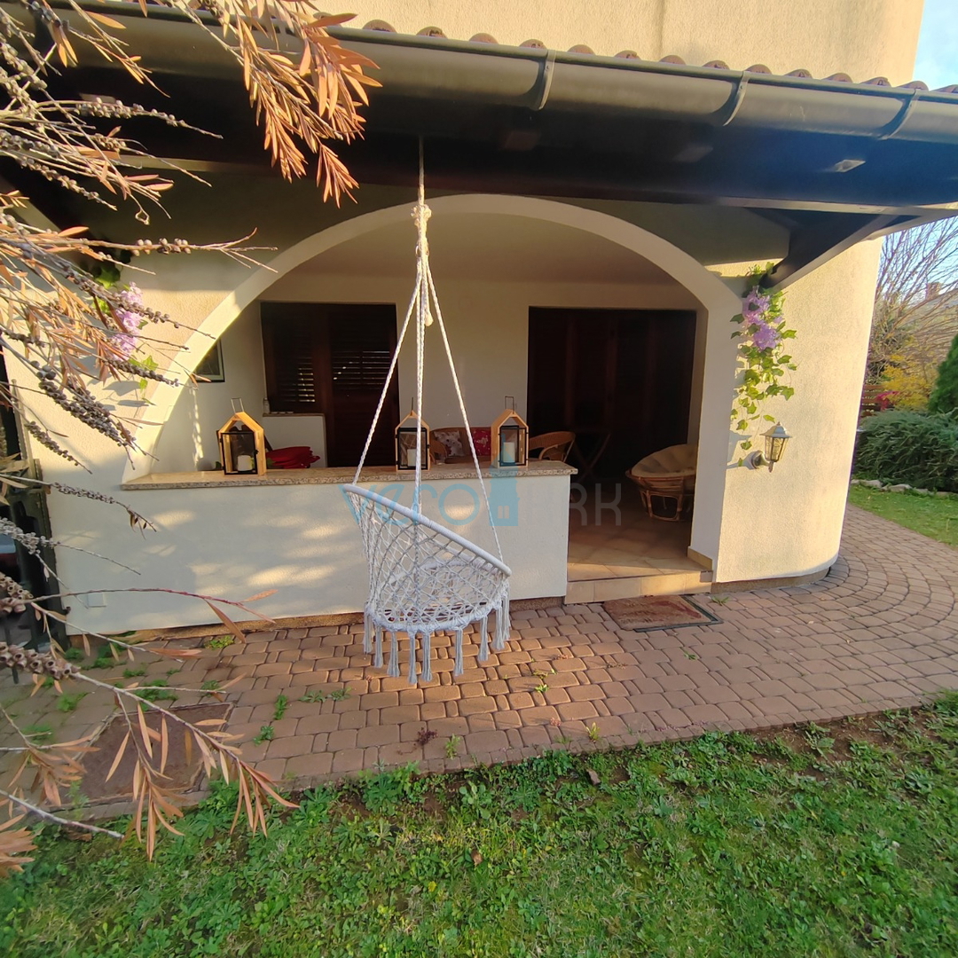 Isola di Krk, Malinska, periferia, appartamento bilocale 72 m2, piano terra, giardino 96 m2, vendita