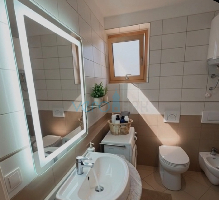 Isola di Krk, Malinska, periferia, appartamento bilocale 72 m2, piano terra, giardino 96 m2, vendita