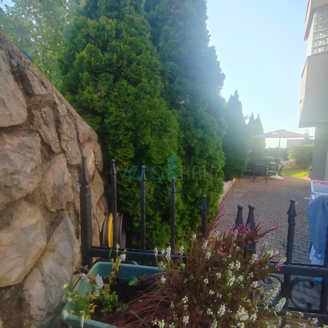 Isola di Krk, Malinska, periferia, appartamento bilocale 72 m2, piano terra, giardino 96 m2, vendita