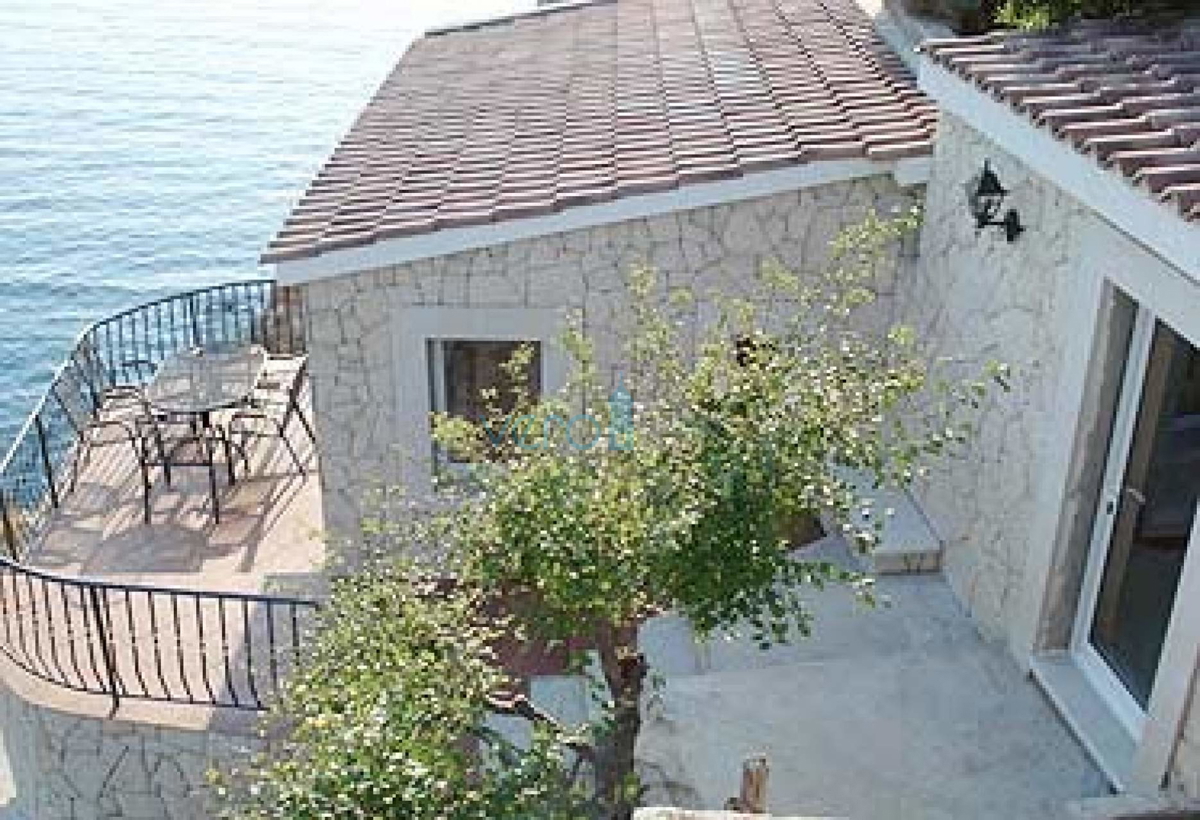 Vrbnik, isola di Krk, casa unica su una roccia a picco sul mare