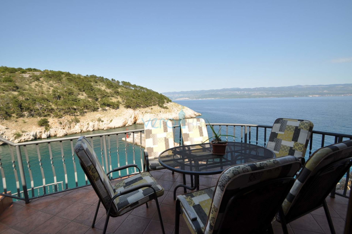 Vrbnik, isola di Krk, casa unica su una roccia a picco sul mare