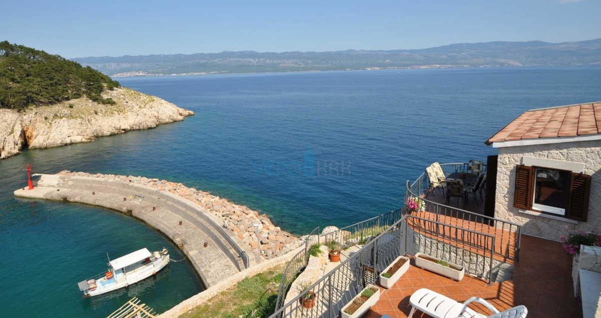 Vrbnik, isola di Krk, casa unica su una roccia a picco sul mare