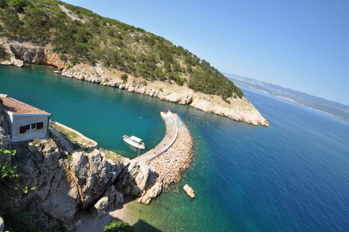 Vrbnik, isola di Krk, casa unica su una roccia a picco sul mare