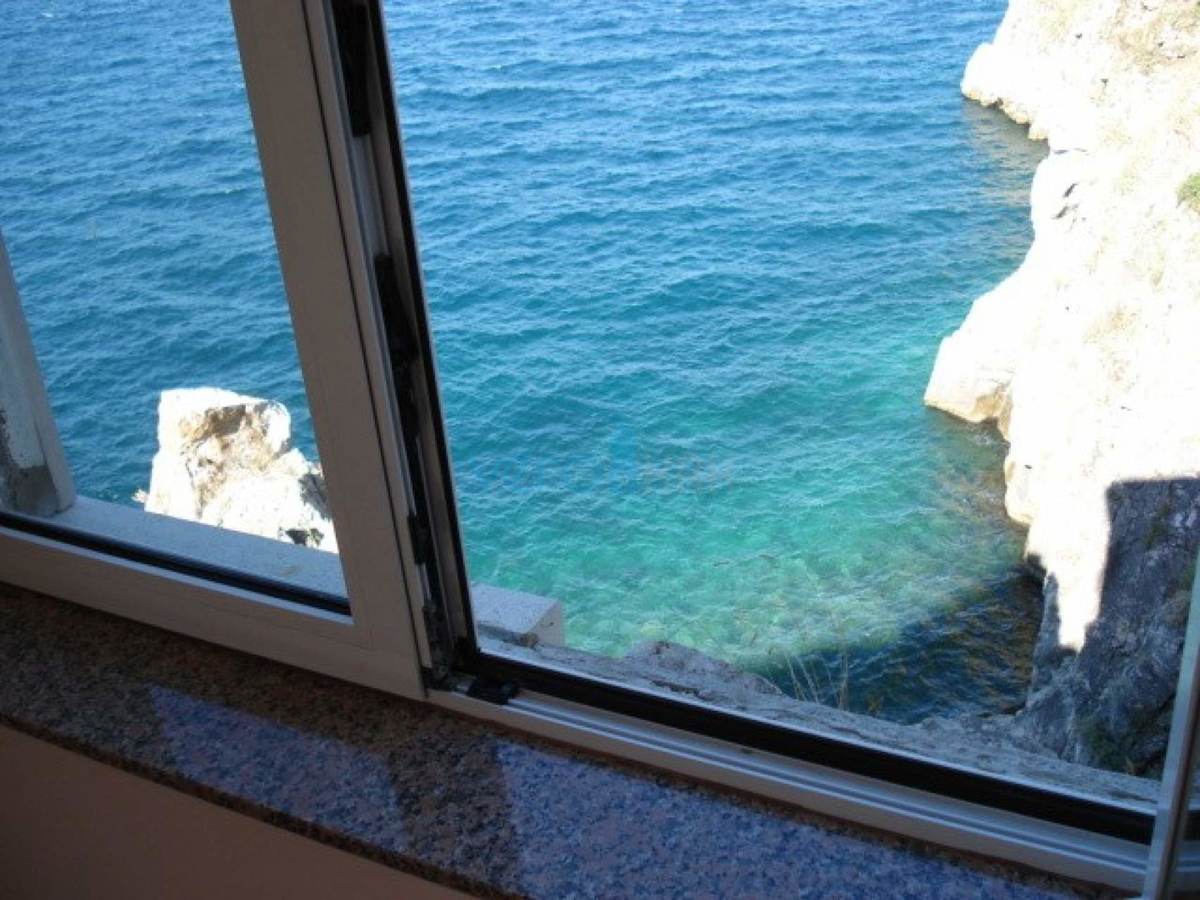 Vrbnik, isola di Krk, casa unica su una roccia a picco sul mare