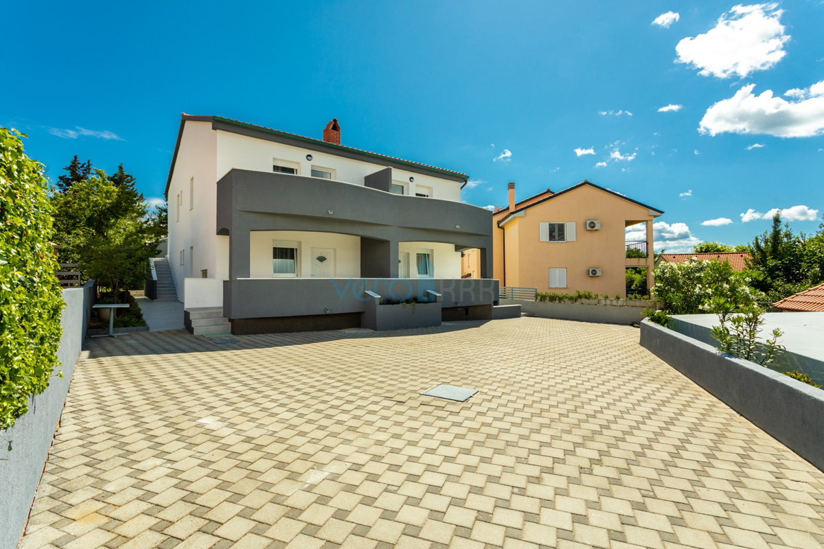 Uvala Soline, isola di Krk, casa bifamiliare con piscina a 100 m dal mare, vendita