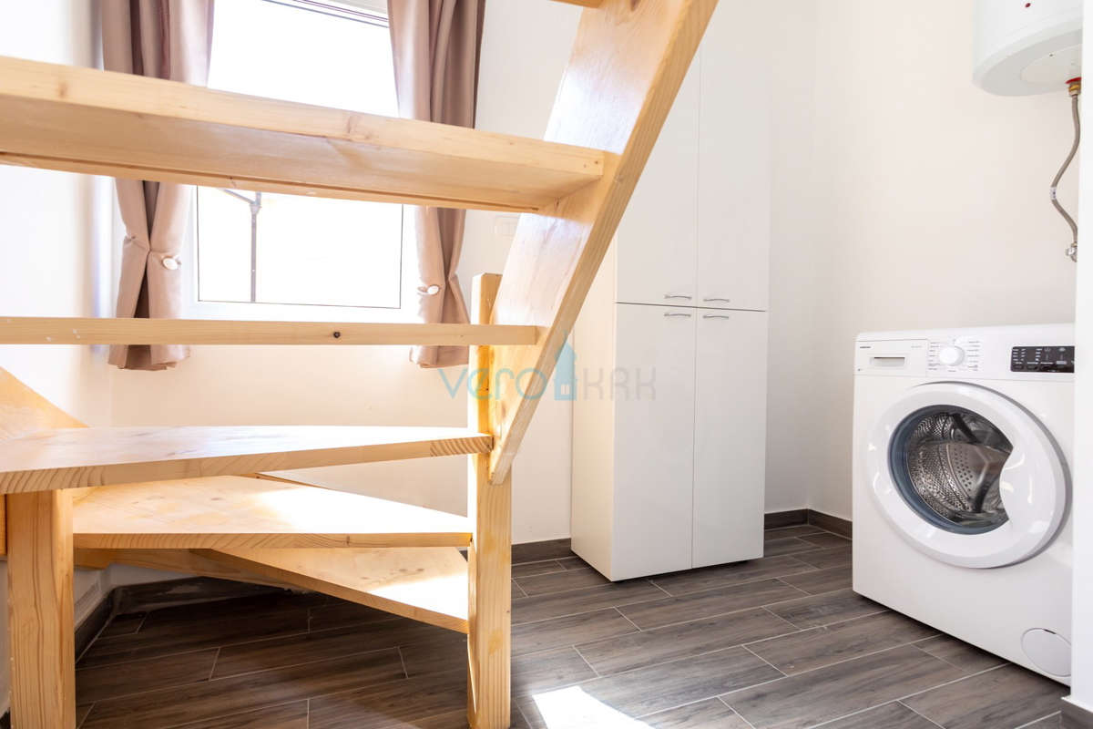 Uvala Soline, isola di Krk, casa bifamiliare con piscina a 100 m dal mare, vendita