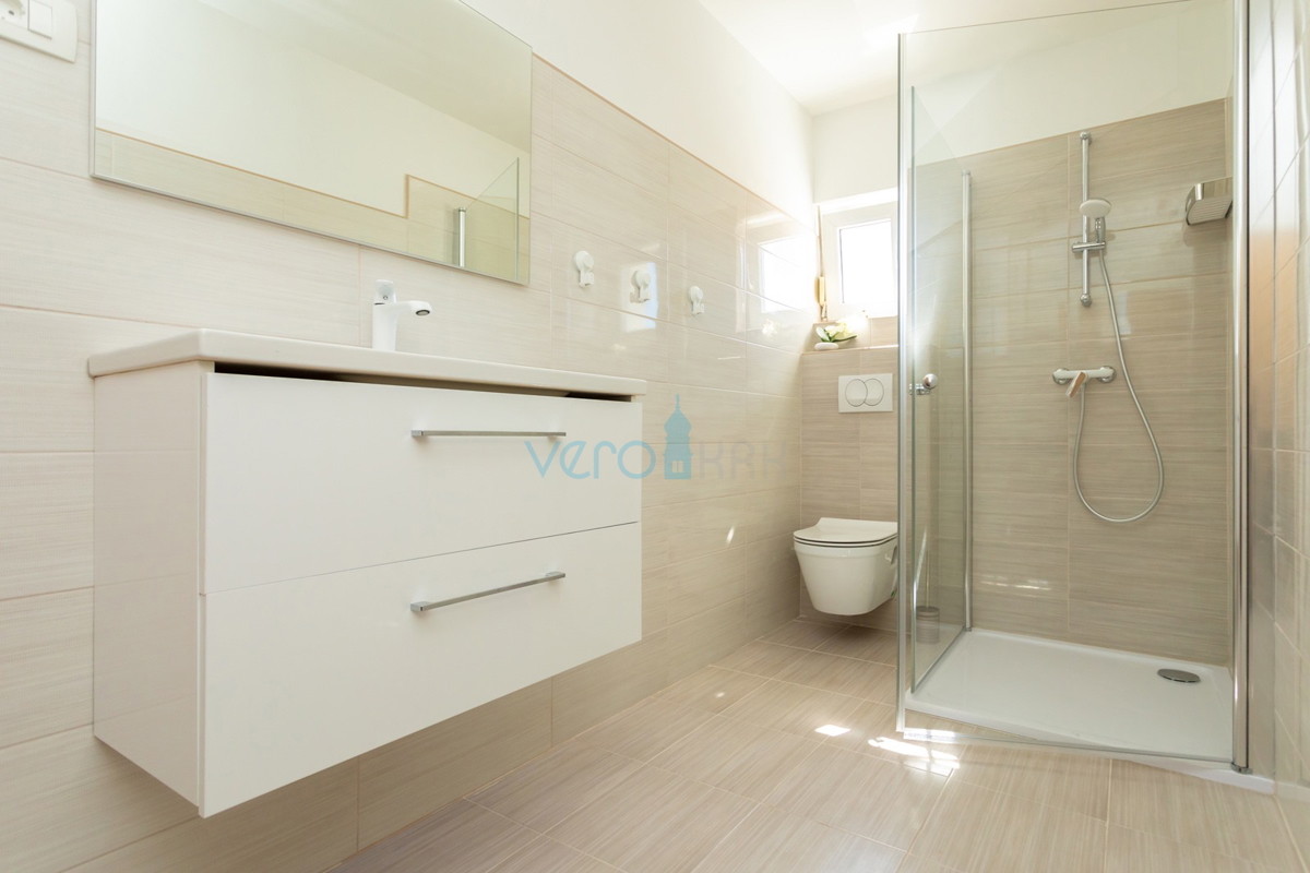 Uvala Soline, isola di Krk, casa bifamiliare con piscina a 100 m dal mare, vendita