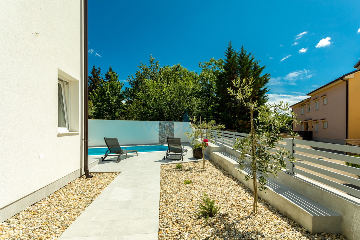 Uvala Soline, isola di Krk, casa bifamiliare con piscina a 100 m dal mare, vendita