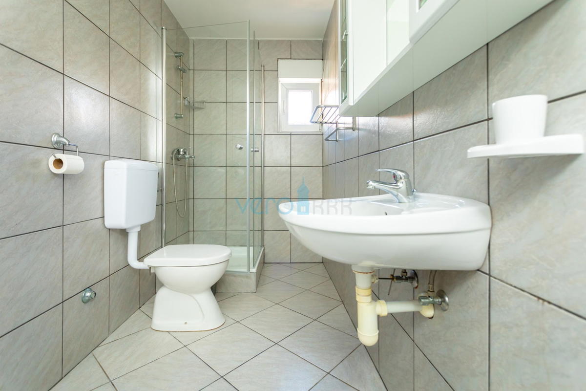 Uvala Soline, isola di Krk, casa bifamiliare con piscina a 100 m dal mare, vendita