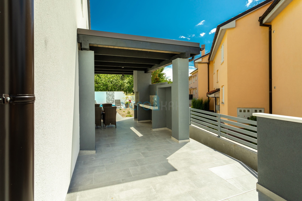 Uvala Soline, isola di Krk, casa bifamiliare con piscina a 100 m dal mare, vendita