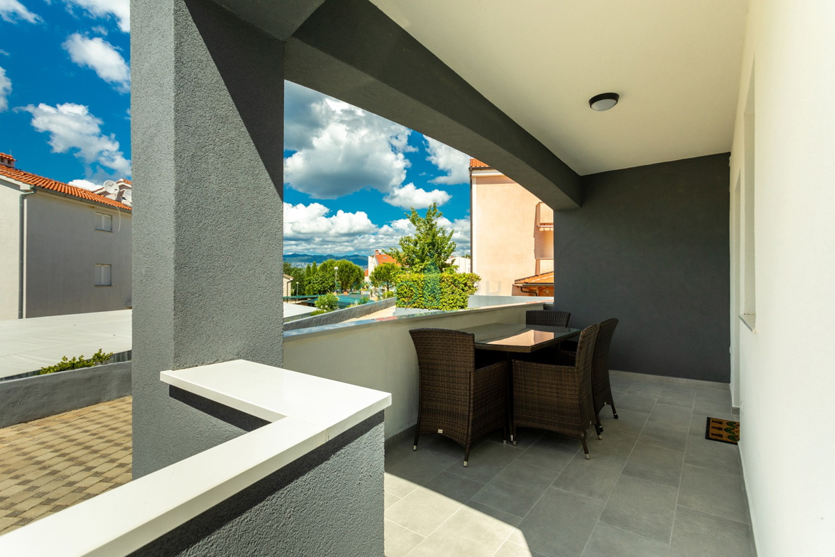 Uvala Soline, isola di Krk, casa bifamiliare con piscina a 100 m dal mare, vendita