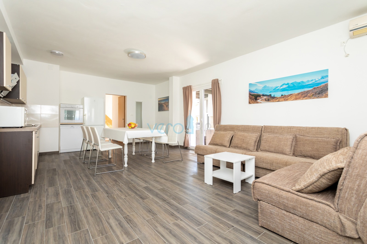 Uvala Soline, isola di Krk, casa bifamiliare con piscina a 100 m dal mare, vendita