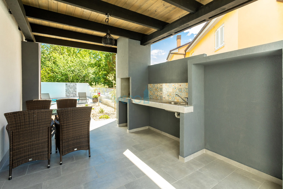 Uvala Soline, isola di Krk, casa bifamiliare con piscina a 100 m dal mare, vendita