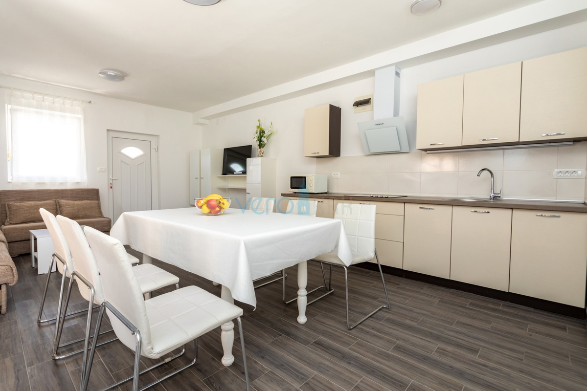 Uvala Soline, isola di Krk, casa bifamiliare con piscina a 100 m dal mare, vendita