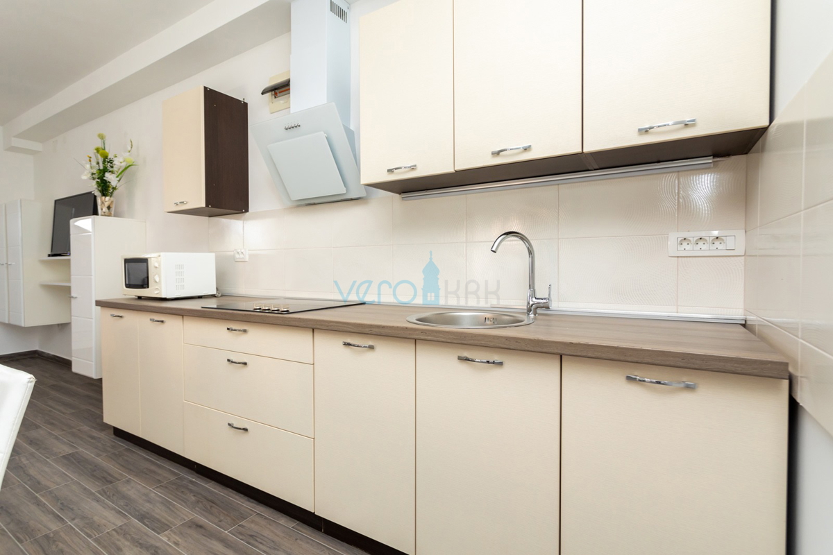 Uvala Soline, isola di Krk, casa bifamiliare con piscina a 100 m dal mare, vendita