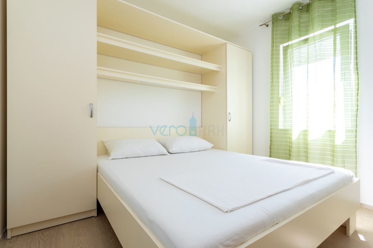 Uvala Soline, isola di Krk, casa bifamiliare con piscina a 100 m dal mare, vendita