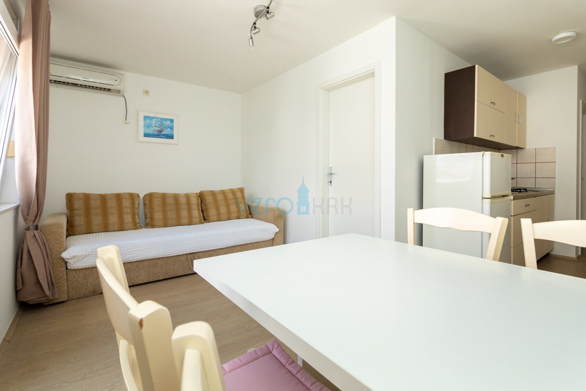 Uvala Soline, isola di Krk, casa bifamiliare con piscina a 100 m dal mare, vendita