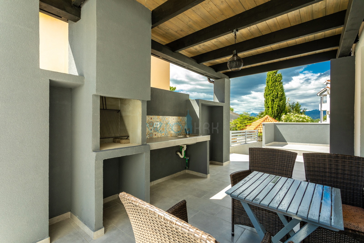 Uvala Soline, isola di Krk, casa bifamiliare con piscina a 100 m dal mare, vendita