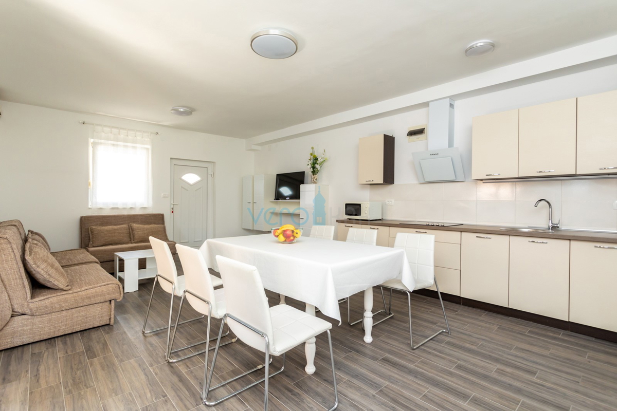 Uvala Soline, isola di Krk, casa bifamiliare con piscina a 100 m dal mare, vendita