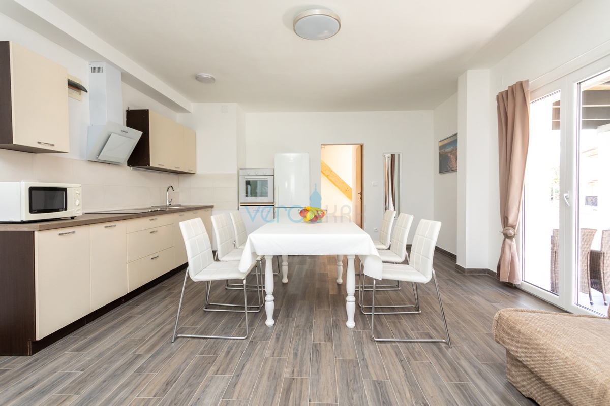 Uvala Soline, isola di Krk, casa bifamiliare con piscina a 100 m dal mare, vendita