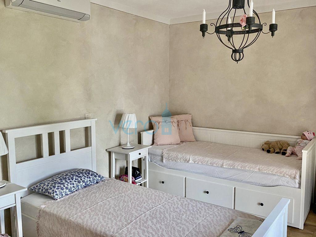 Krk, dintorni, Casa bifamiliare 135m2 con piscina e vista mare, in vendita