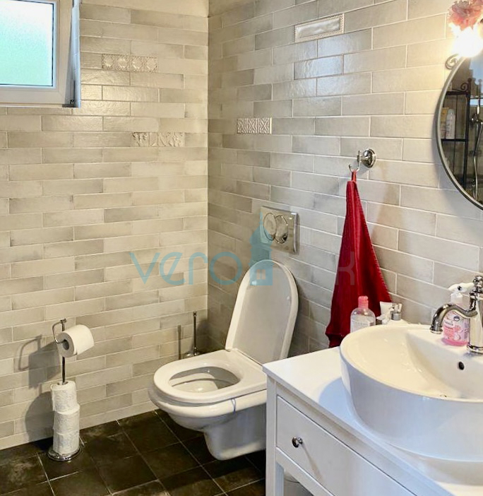 Krk, dintorni, Casa bifamiliare 135m2 con piscina e vista mare, in vendita