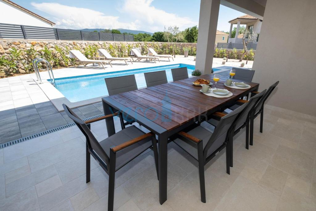 Isola di Krk, Città di Krk, ampio dintorni, moderna casa indipendente, piscina, giardino, vendita